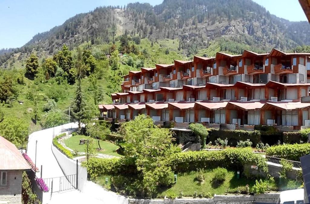 Booking A Resort In Manali